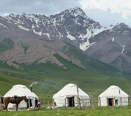 Jurtcamp at Kamandy Valleyy Tal